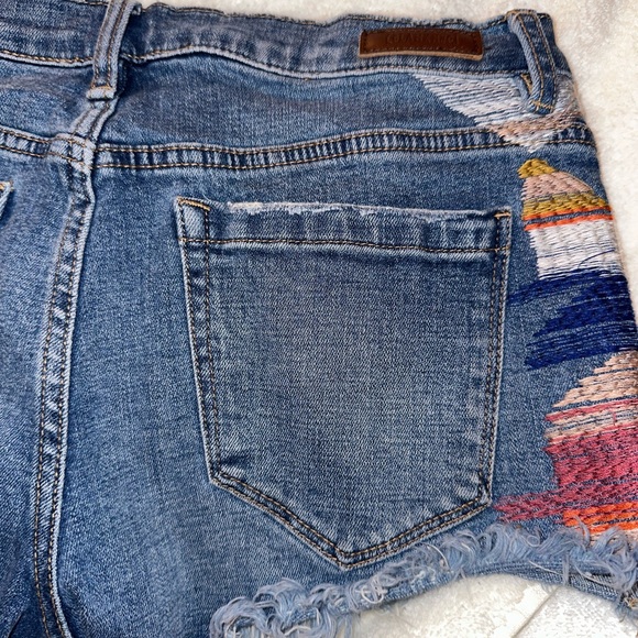 BlankNYC Embroidered Astor Jean Shorts!! LIKE NEW CONDITION!!! - Picture 14 of 15